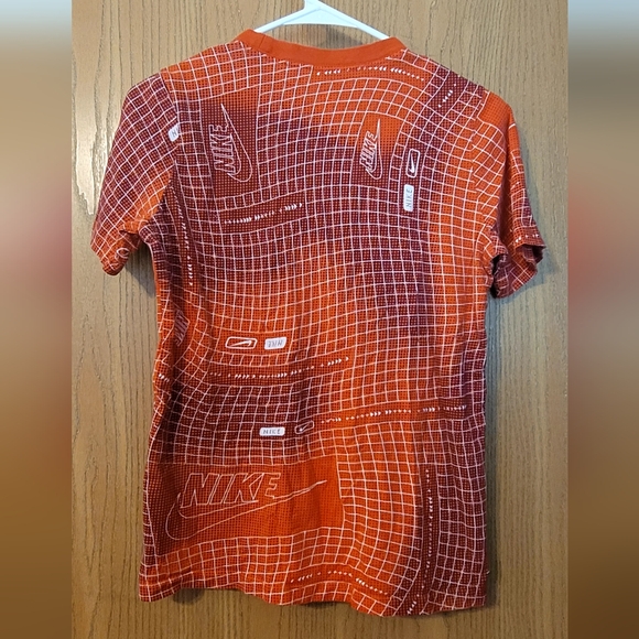 Nike Boys' Sportswear Club Graphic Cotton T-Shirt Tee, Red, XL - Picture 4 of 4